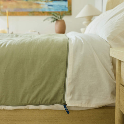 A detailed side view of the zipper on the Avec Align System bedding